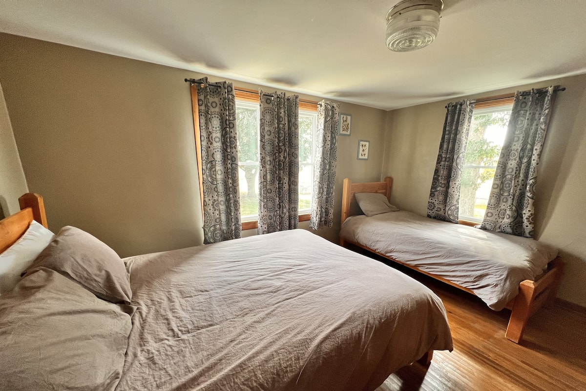 Standard House, 5 Bedrooms, Non Smoking (Oakridge Farmhouse, Kitchen) | 1 bedroom, free WiFi, bed sheets