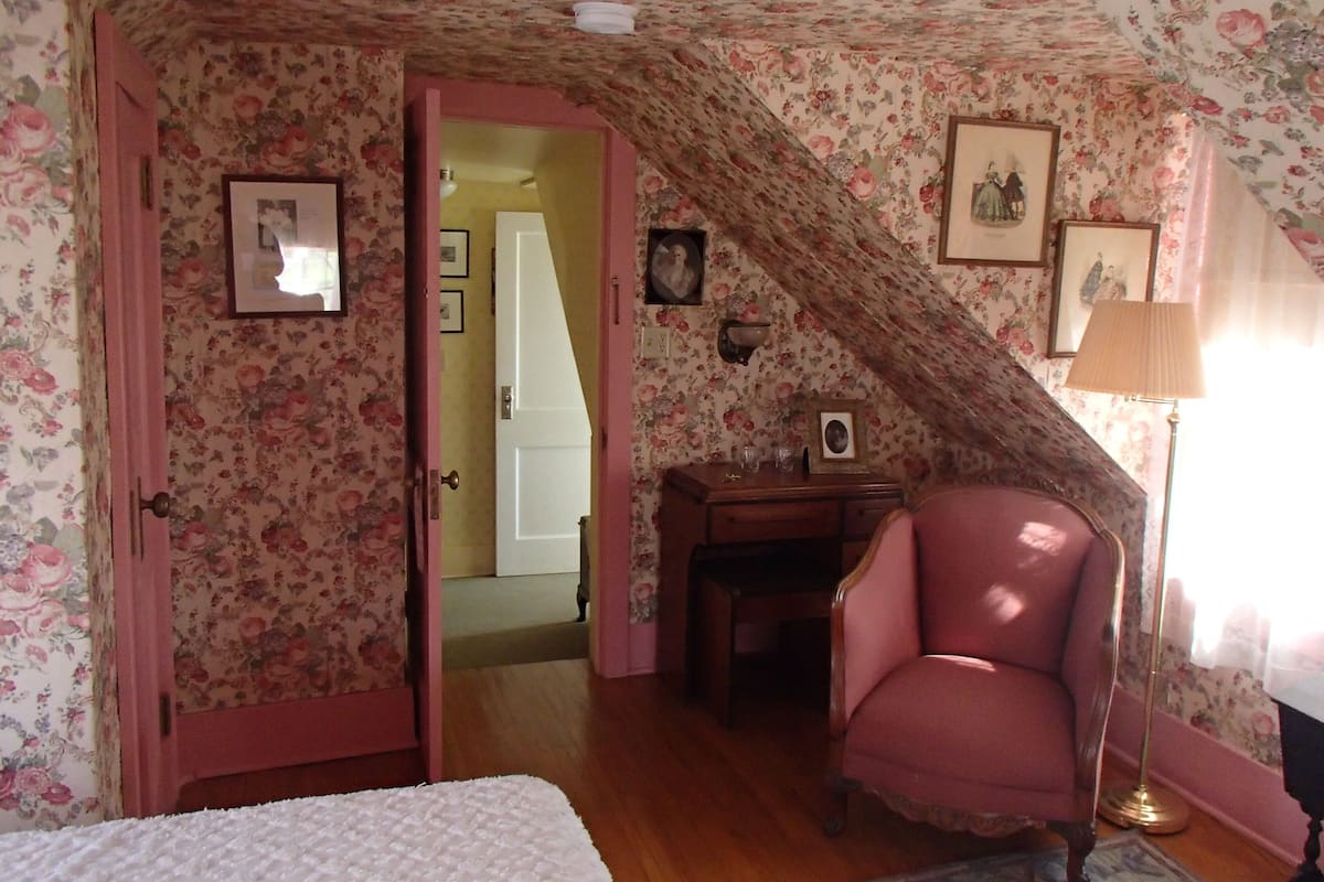 Standard Room, 1 Bedroom, Non Smoking (Elizabeth's Loft) | 1 bedroom, free WiFi, bed sheets