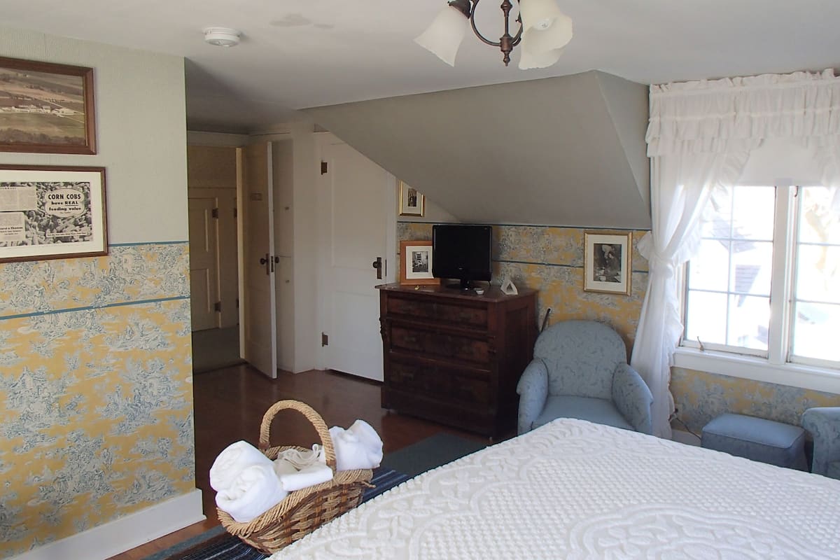 Standard Room, 1 Bedroom, Non Smoking (Roswell Suite) | 1 bedroom, free WiFi, bed sheets