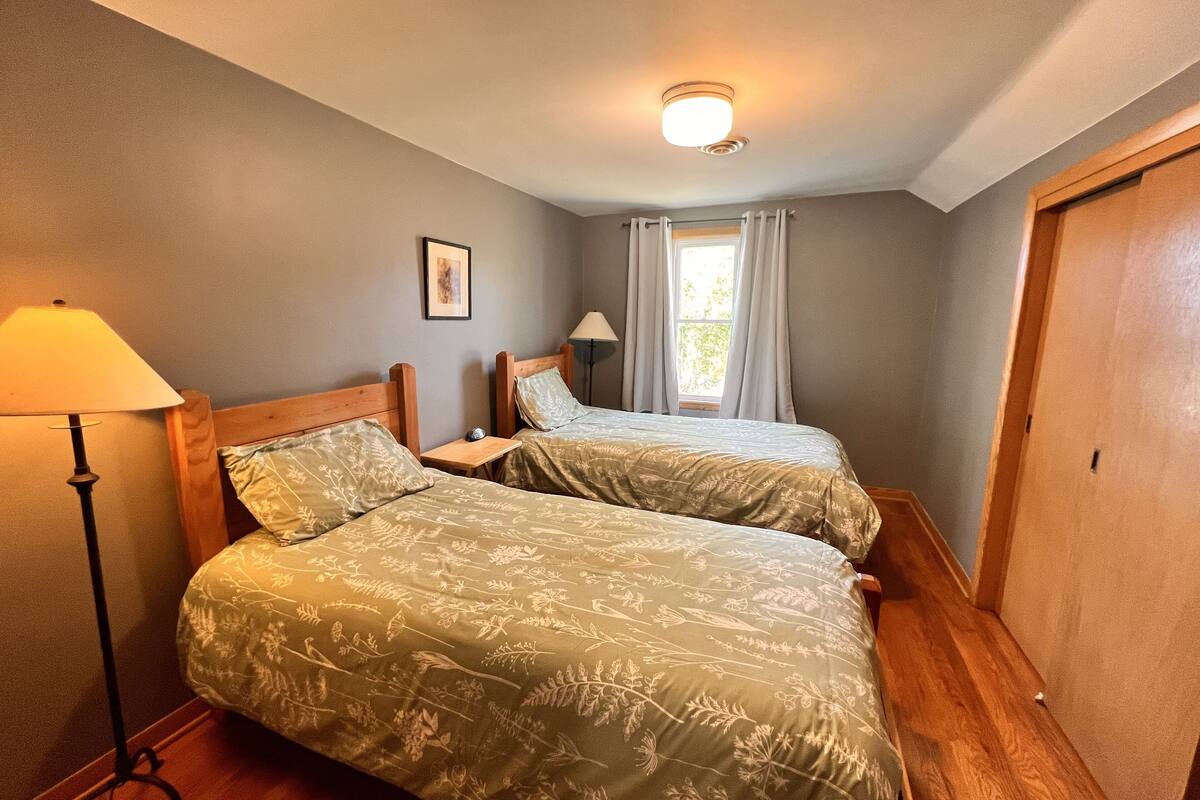 Standard House, 5 Bedrooms, Non Smoking (Oakridge Farmhouse, Kitchen) | 1 bedroom, free WiFi, bed sheets