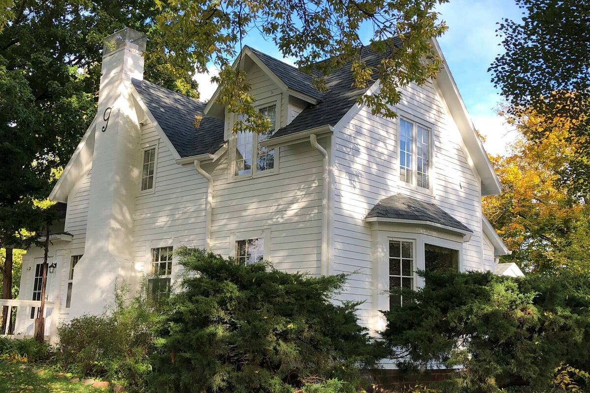 Standard House, 6 Bedrooms, Non Smoking (Historic Garst Farmhouse) | WiFi (free), bed sheets