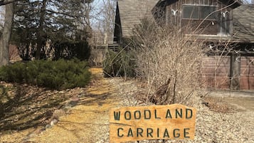 Standard House, 1 Bedroom, Non Smoking (Woodland Carriage House, Kitchen) | WiFi (free), bed sheets