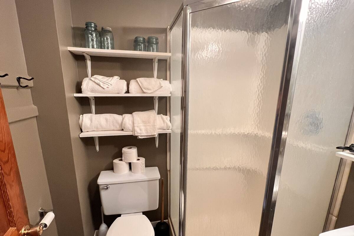 Standard House, 5 Bedrooms, Non Smoking (Oakridge Farmhouse, Kitchen) | Bathroom shower