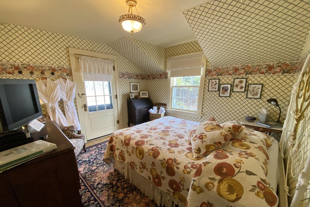 Standard House, 6 Bedrooms, Non Smoking (Historic Garst Farmhouse) | 1 bedroom, free WiFi, bed sheets