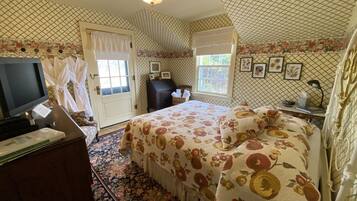 Standard House, 6 Bedrooms, Non Smoking (Historic Garst Farmhouse) | WiFi (free), bed sheets