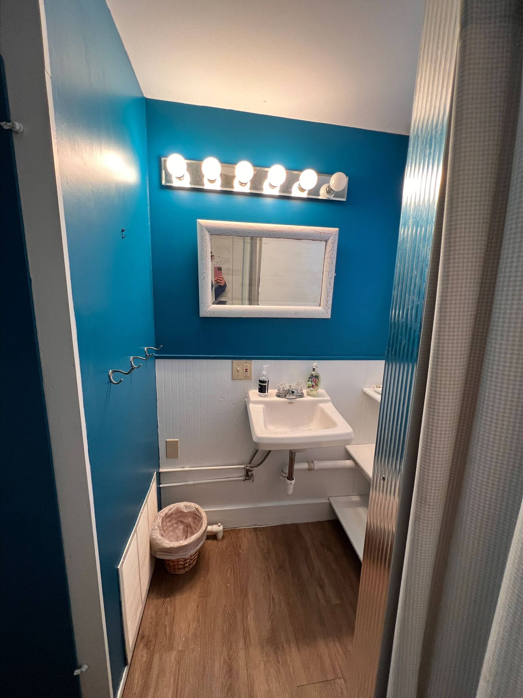 Chaumière Standard, 1 chambre, non-fumeur, côté jardin (Hollyhock Cottage, Kitchen) | Salle de bain | Ensemble baignoire-douche, serviettes fournies