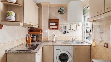 Refrigerador, microondas, placa de cocina, cafetera/tetera