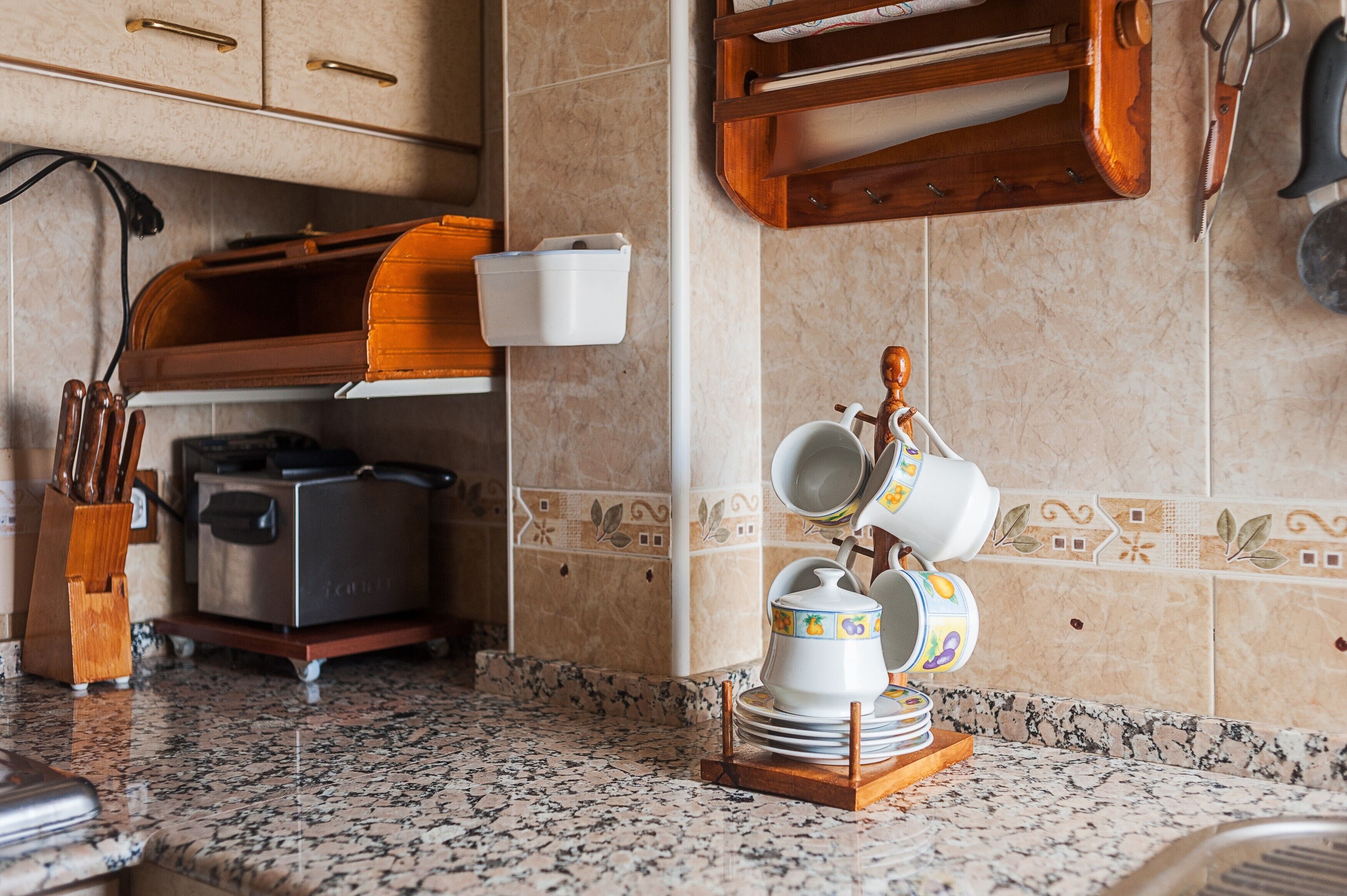 Refrigerador, microondas, parrilla de estufa y cafetera y tetera 