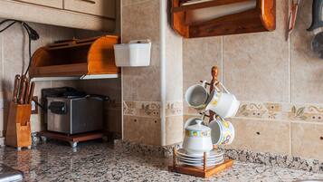 Refrigerador, microondas, placa de cocina, cafetera/tetera