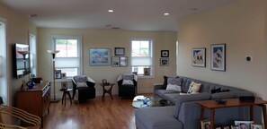 Smart TV - Summer Breeze II   Ocean Views, walk to beach, spectacular decks, elevator. (Narragansett)