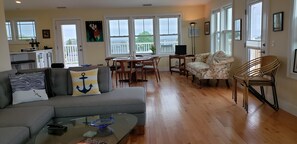 Smart TV - Summer Breeze II   Ocean Views, walk to beach, spectacular decks, elevator. (Narragansett)
