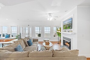 Tv, eldstad och bordsfotboll