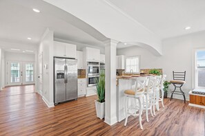 Kylskåp, mikrovågsugn, ugn och spishäll