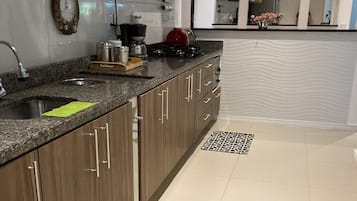 Een koelkast, een microgolfoven, een oven, een kookplaat