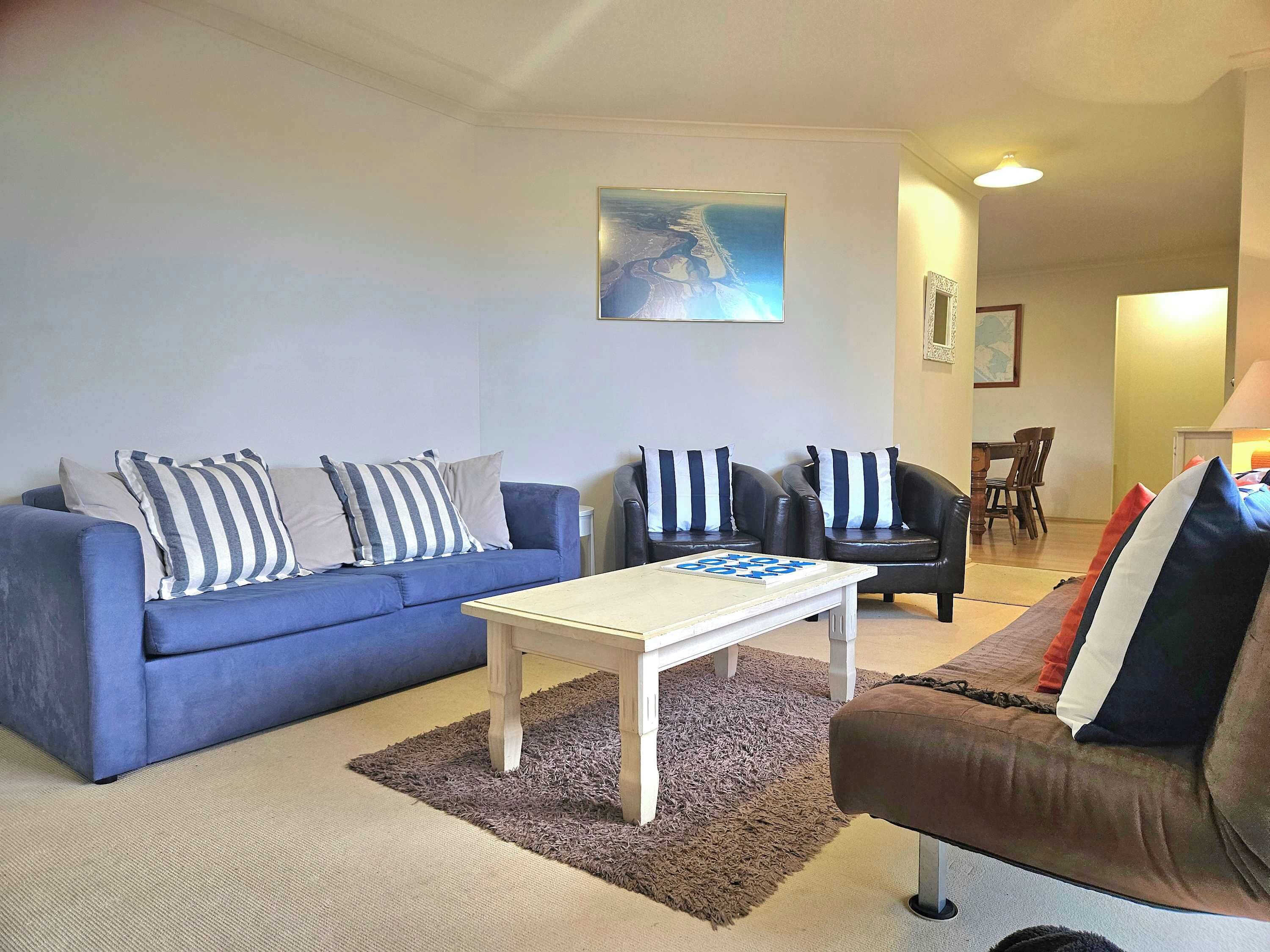 Fernseher, DVD-Player, Tischfußball, Bücher