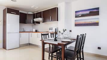 Réfrigérateur, micro-ondes, plaque de cuisson, cafetiÚre/bouilloire