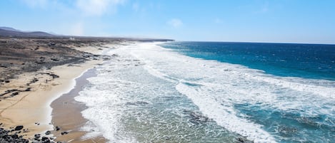 På stranden