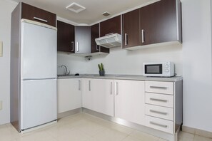 Jääkaappi, mikroaaltouuni, liesi, kahvin-/teenkeitin