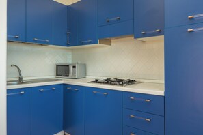 Kühlschrank, Mikrowelle, Herdplatte, Wasserkocher mit Kaffee-/Teezubehör