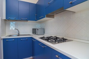 ثلاجة، ميكروويف، موقد طهي مسطح، ماكينة لصنع القهوة/الشاي