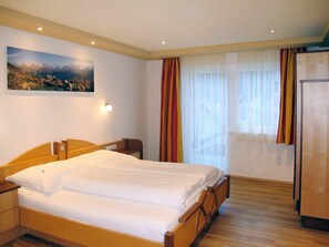 10 bedrooms, travel cot, free WiFi