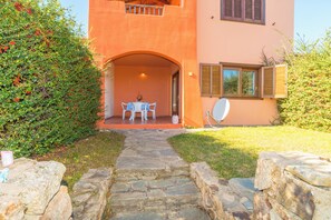 Terrace/patio - Apartment ‘Villetta Porto Ottiolu 203” Close to Marina and Beach with Balcony (Budoni)