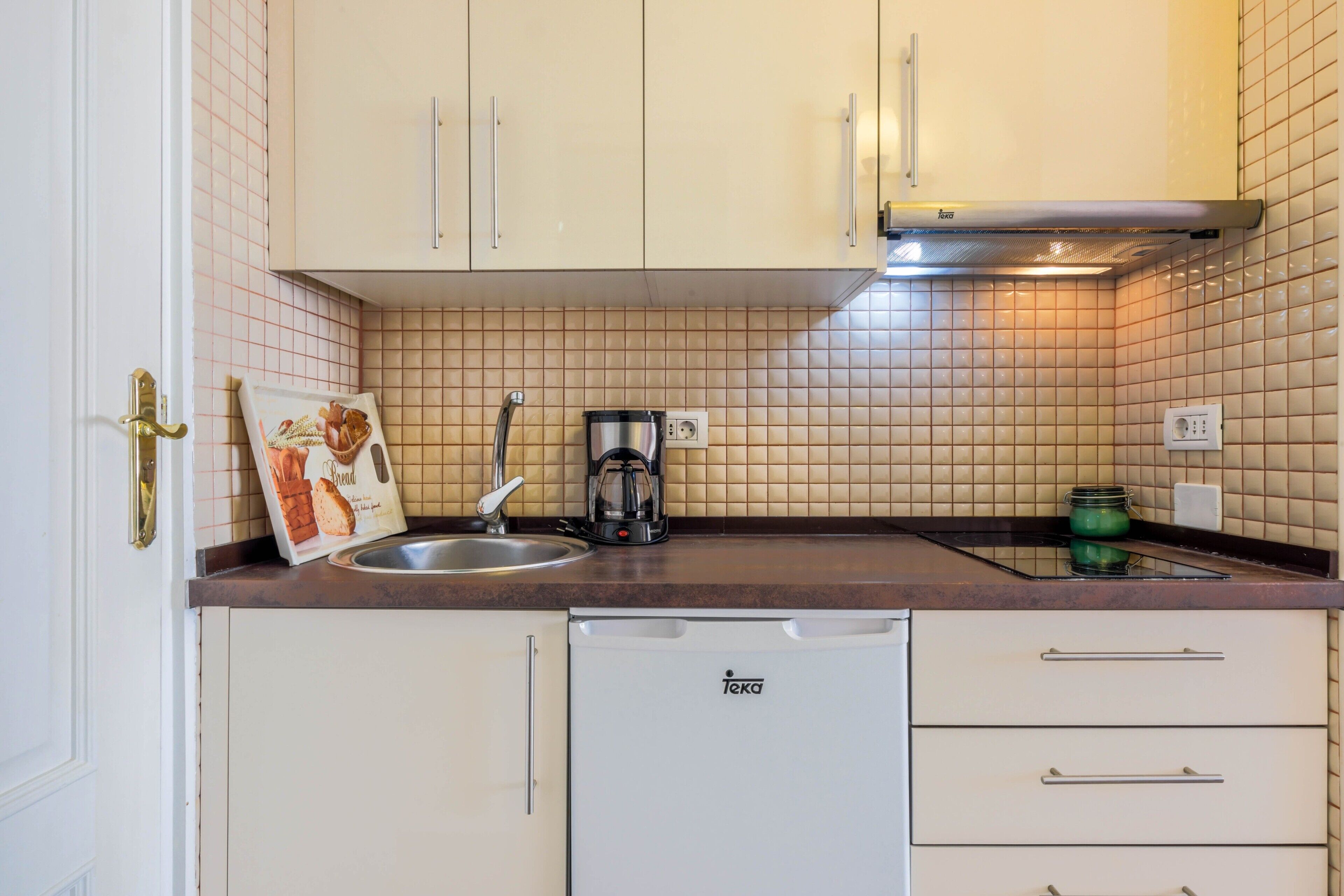 Fridge, stovetop, coffee/tea maker, electric kettle