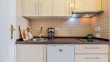 Fridge, stovetop, coffee/tea maker, electric kettle