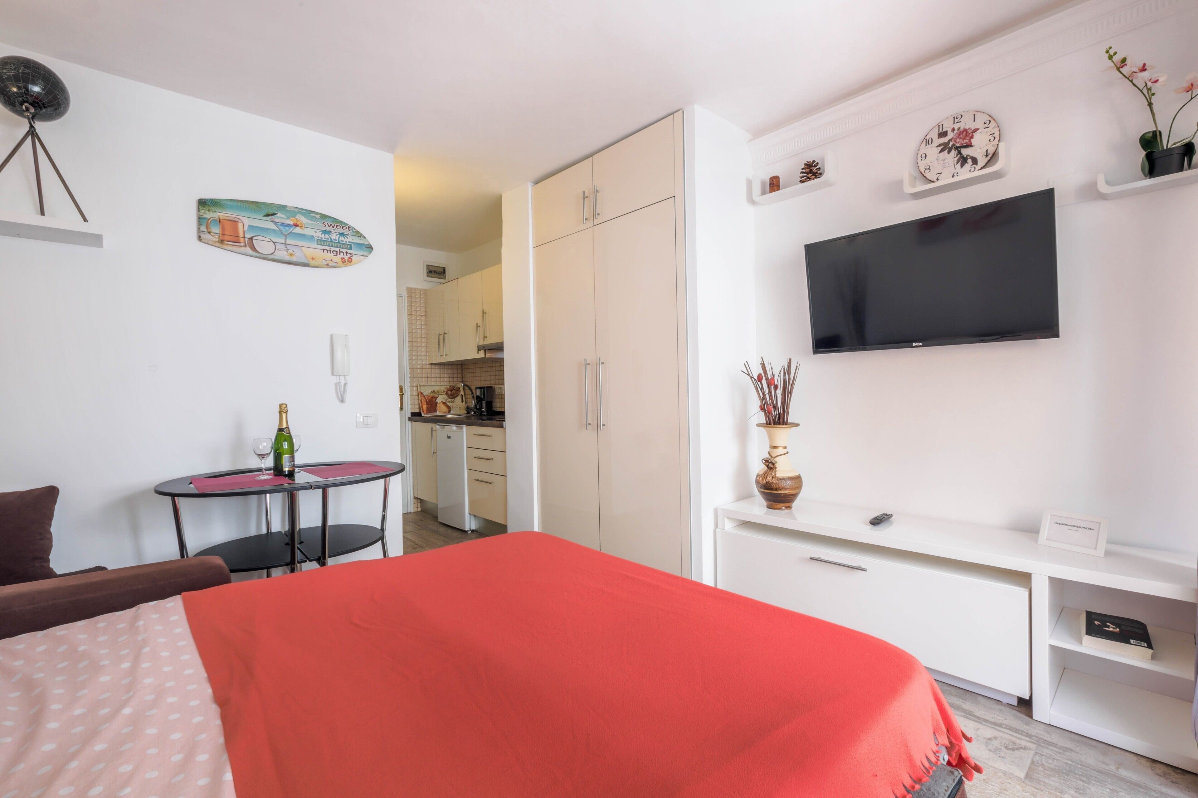 1 chambre, fer et planche à repasser, Wi-Fi gratuit, draps fournis