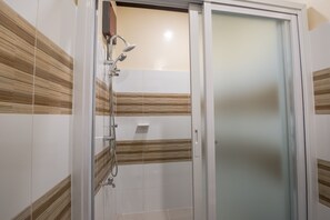 Superior Apartment, Multiple Beds, Non Smoking, Balcony | Bathroom | Towels - Zen Seven Lodge (Baguio)
