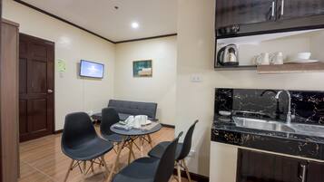 Family Apartment, 2 Bedrooms, Non Smoking, Private Bathroom | Living area