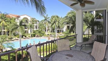 Hồ bơi ngoài trời