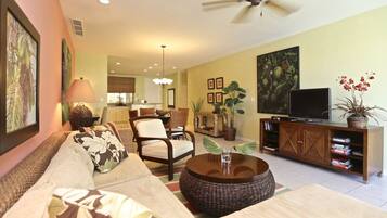 Biệt thự Cao cấp, 2 phòng ngủ, bếp, quang cảnh hồ bơi | Khu phòng khách | TV màn hình phẳng 42-inch có truyền hình cáp, TV