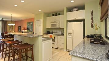 Biệt thự Cao cấp, 2 phòng ngủ, bếp, quang cảnh hồ bơi | Bếp riêng