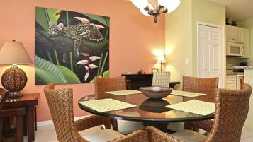 Biệt thự Cao cấp, 2 phòng ngủ, bếp, quang cảnh hồ bơi | Khu vực ăn uống tại phòng