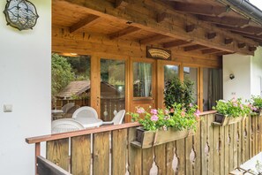 Outdoor dining - Apartment "Toni - Obermösslhof" with Wi-Fi, Terrace & Mountain View (Lana)
