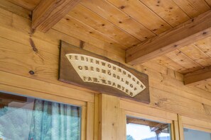 A wooden ceiling with a sign indicating a family-friendly restaurant.