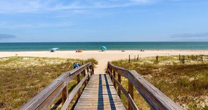 Condo de plage classique avec piscine partagée, loft, grill partagé - à pied de la plage!