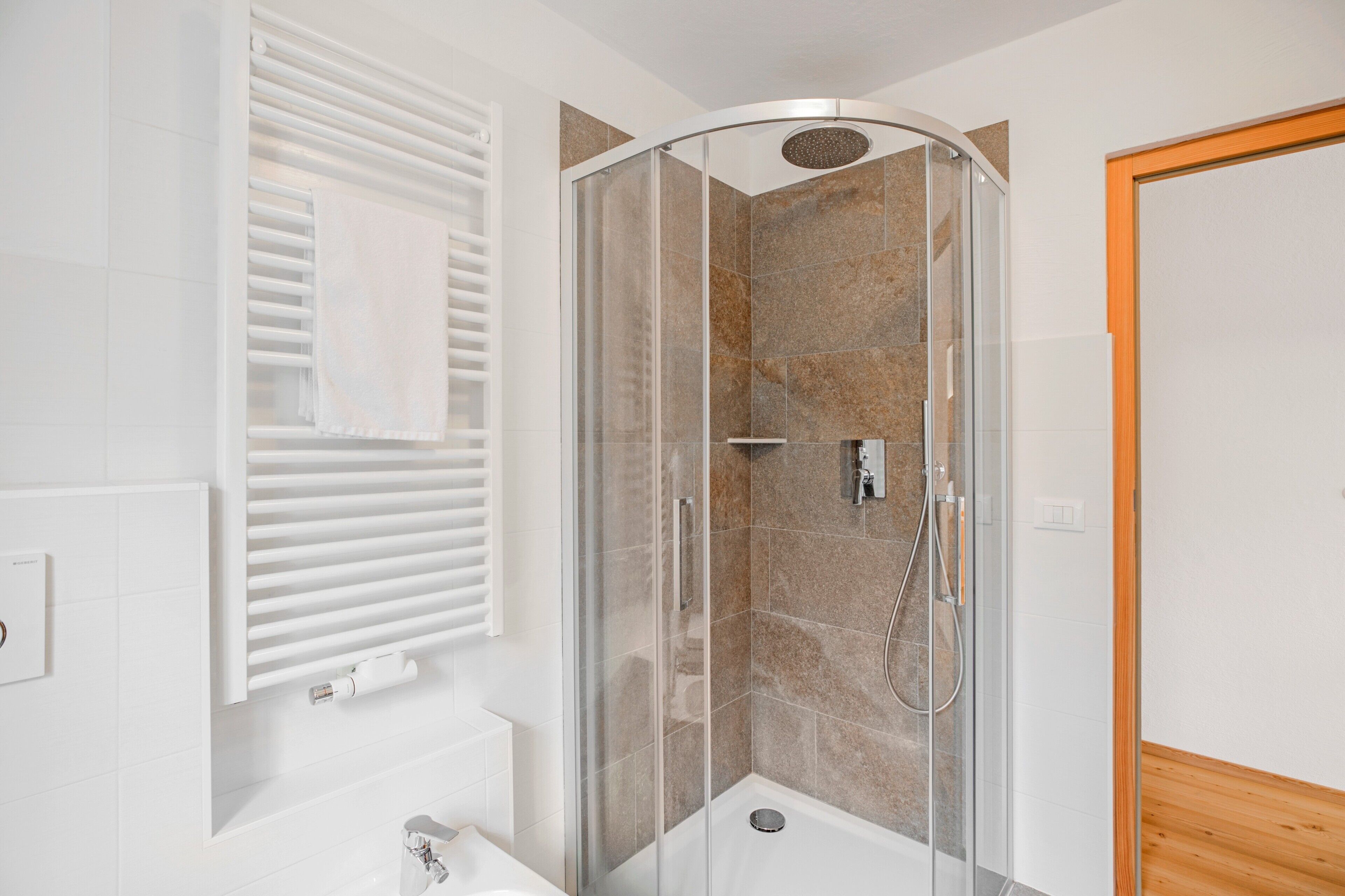 Douche, séchoir à cheveux, serviettes fournies