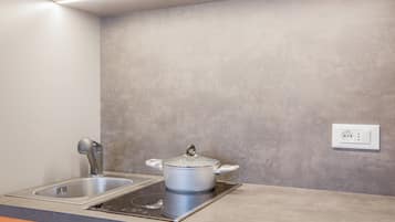 Fridge, stovetop, coffee/tea maker, electric kettle