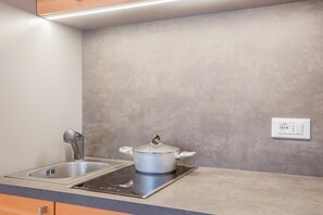 Fridge, stovetop, coffee/tea maker, electric kettle