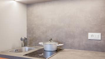 Kühlschrank, Herdplatte, Wasserkocher mit Kaffee-/Teezubehör