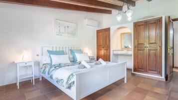 4 bedrooms, iron/ironing board, free WiFi, bed sheets