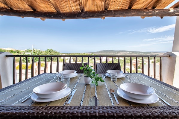 Une table dressée pour quatre personnes, avec vue sur le paysage.