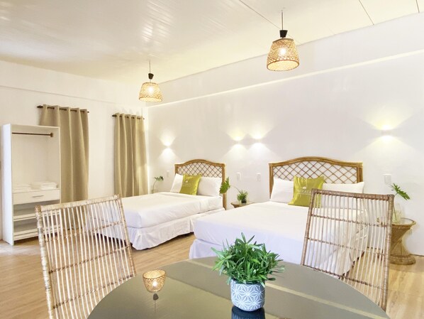 Familienzimmer, 2 Doppelbetten (Paraluman) | Minibar, Zimmersafe, Schreibtisch, laptopgeeigneter Arbeitsplatz