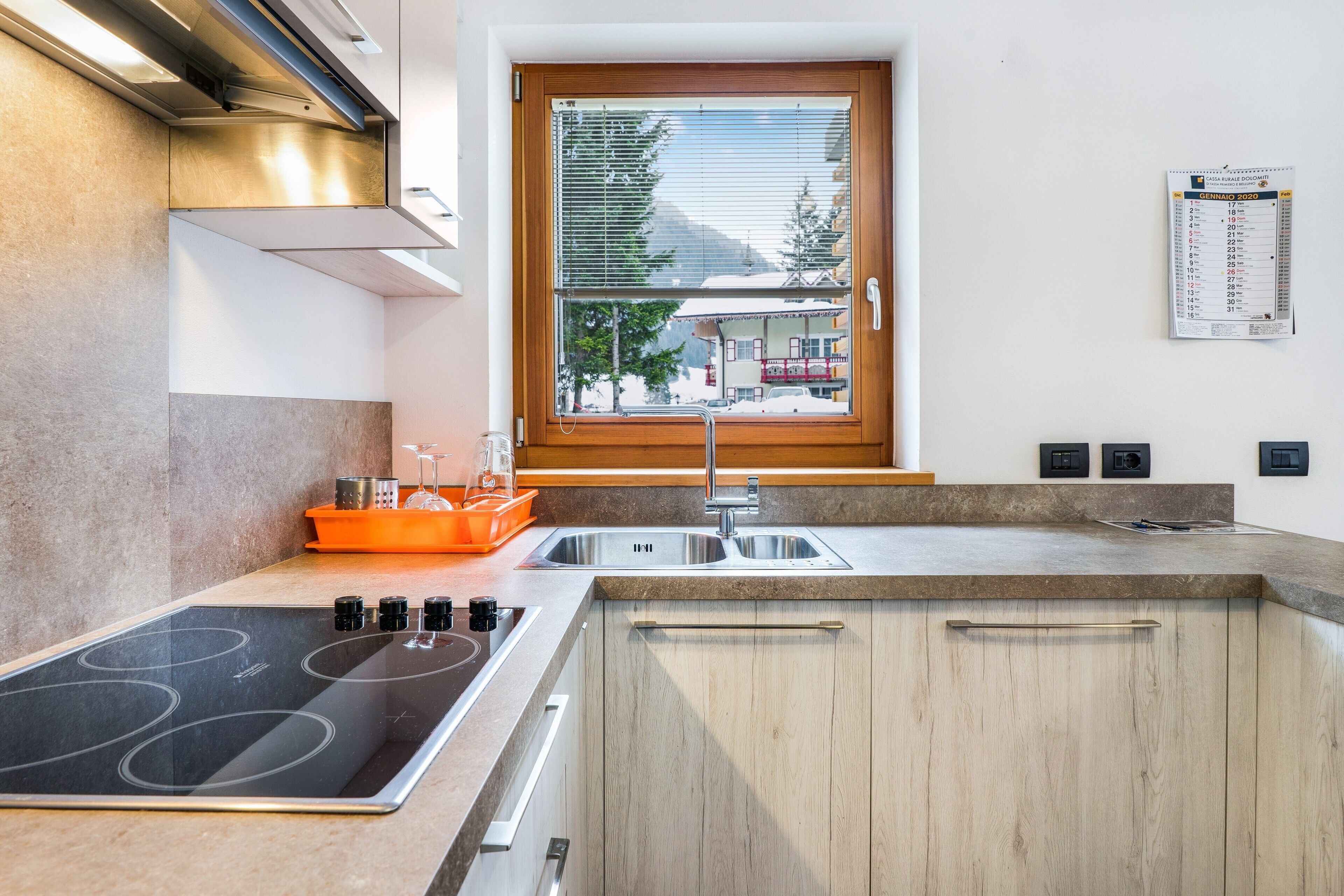 Frigorifero, forno, piano cottura, lavastoviglie