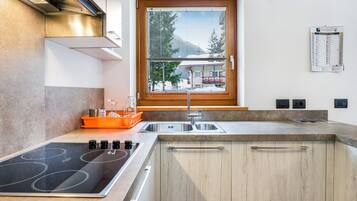 Frigorifero, forno, piano cottura, lavastoviglie