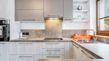 Frigorifero, forno, piano cottura, lavastoviglie