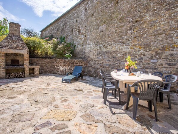 Outdoor dining - Stunning villa for 6 people with WIFI, TV, terrace and pets allowed (Le Mesnil)