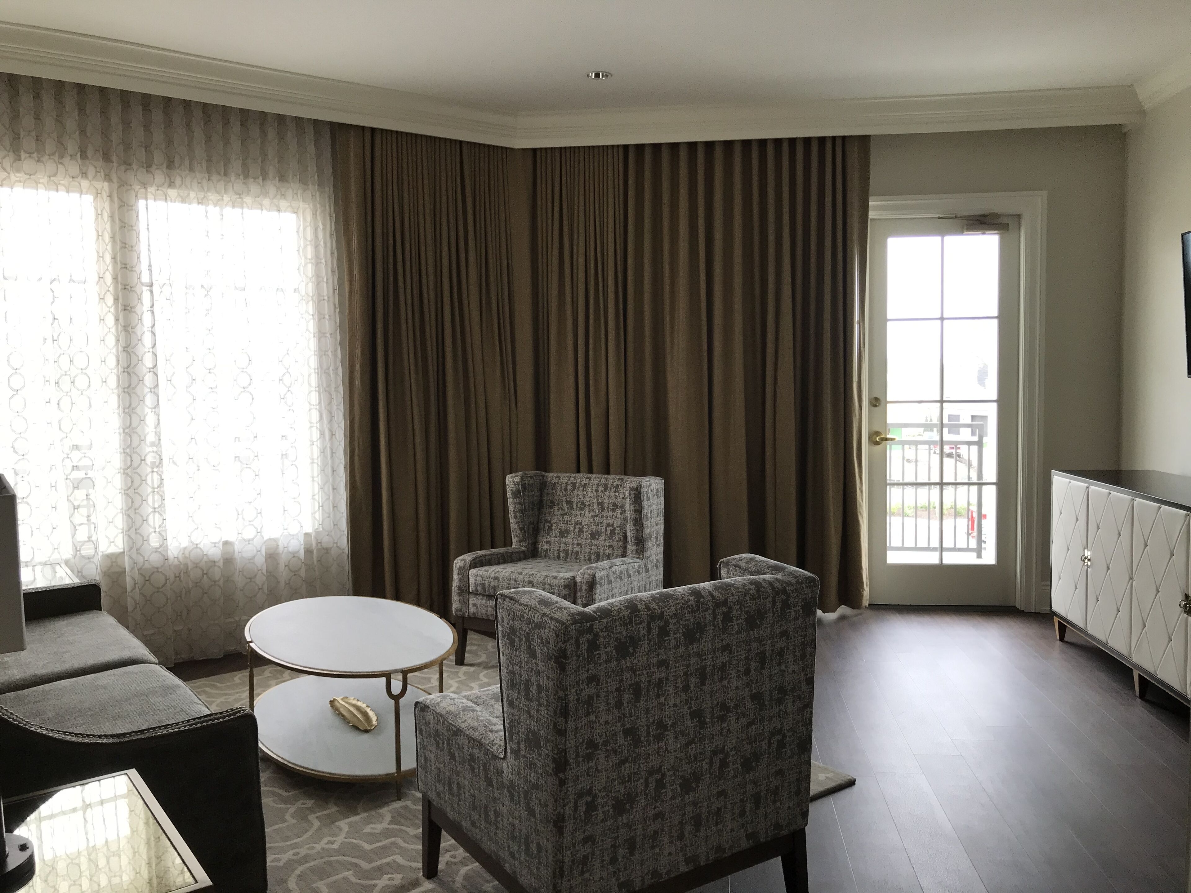 deluxe suite | living room | 48-inch flat-screen tv with cable channels, tv, netflix